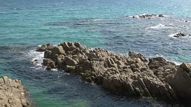 Cala Liberotto海滩的ZI / Rocky coast视频素材