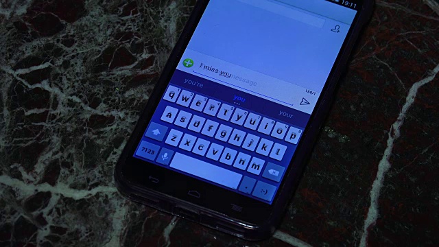 黑客女人在iPhone智能手机上发短信我想你的信息，索尼超高清变焦拍摄，股票视频视频素材