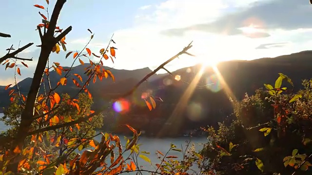 一对成熟的夫妇徒步到山上的湖上去欣赏风景视频素材