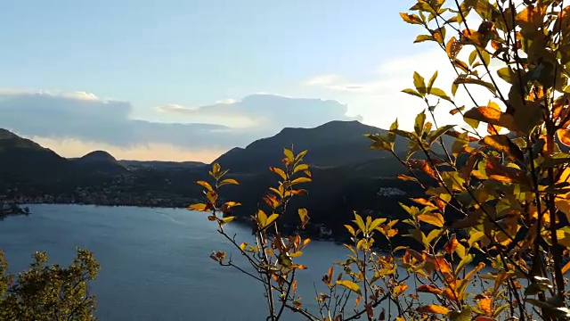 一对成熟的夫妇徒步到山上的湖上去欣赏风景视频素材