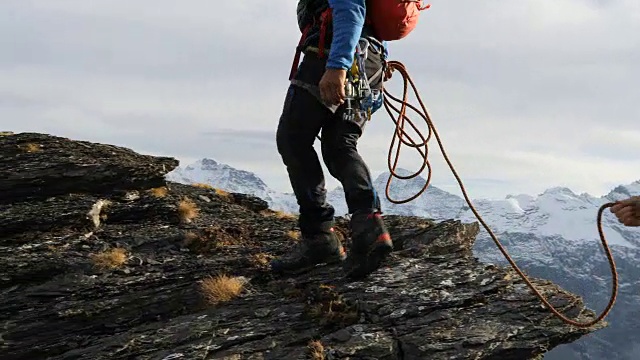 46、登山家纵崖下坡，过去保护，成山视频素材