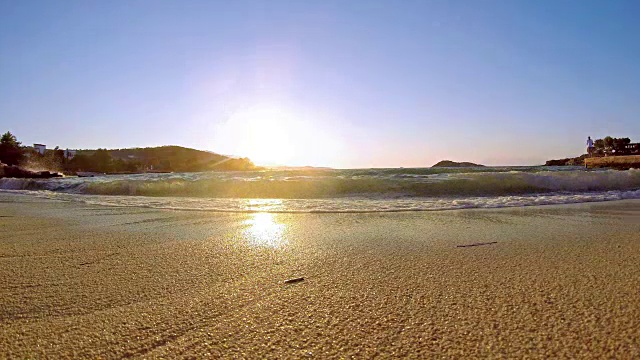 海滩上的海洋日落-宁静的田园诗般的场景，金色的日落在海上，海浪慢慢溅在沙滩上，和全高清股票视频视频素材