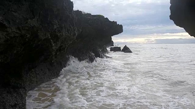 日出时海浪撞击岩层视频素材