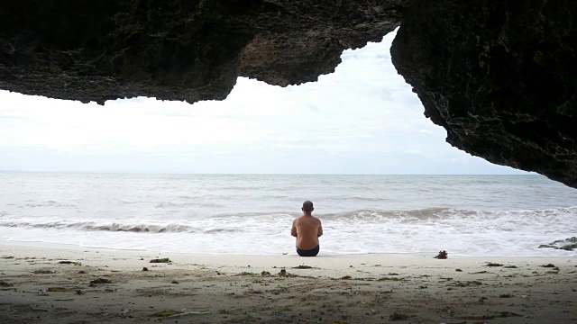 坐在海滩边的男人视频素材