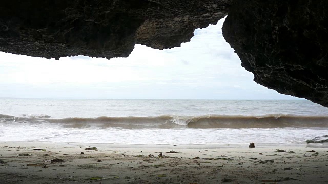 从岩石下的海滩视频素材