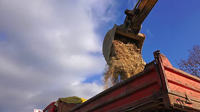 挖掘机在建筑工地，土方搬运和重型工业建筑索尼超高清拍摄视频素材