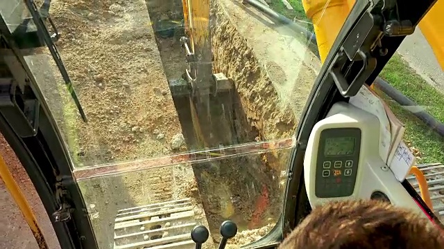 超高清推土机客舱摇晃与工人POV在道路施工挖掘现场，索尼4K拍摄视频素材
