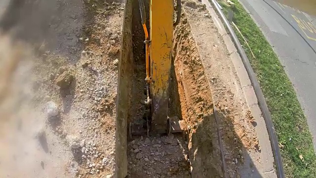道路施工过程中挖掘机挖土的POV。超高清4k股票视频视频素材