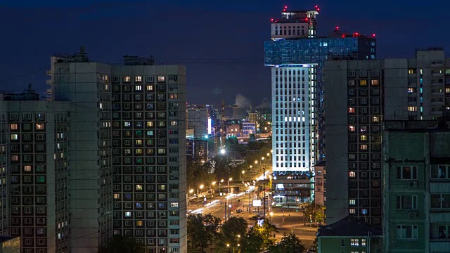 夜间莫斯科的城市景观从屋顶的时间推移。晚上的住宅。屋顶的夜景视频素材