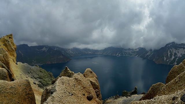 白头山天池(位于朝鲜和中国边界的山峰火山口湖)的云海视频素材