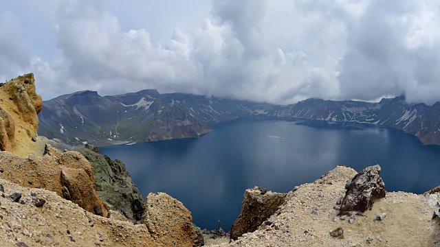 白头山天池(位于朝鲜和中国边界的山峰火山口湖)的云海视频素材