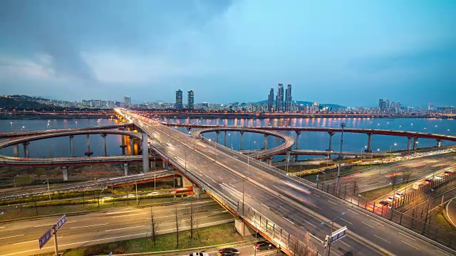 夜晚的风景，车辆行驶在Seongsudaegyo桥和汉江视频素材