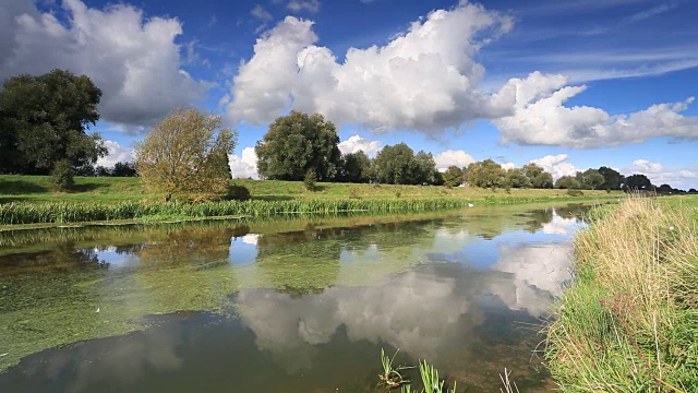 韦兰河畔的秋景，皮克村，视频素材