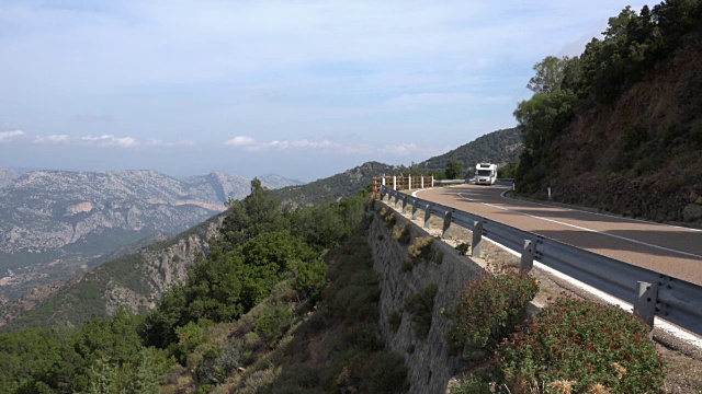 在supramont山的山路上露营视频素材