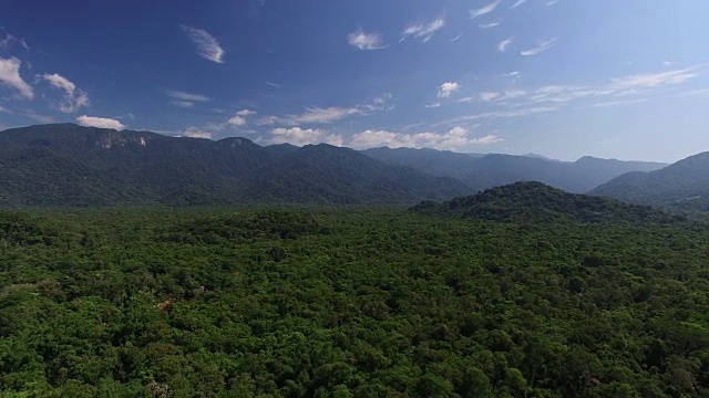 飞越山脉和风景视频素材