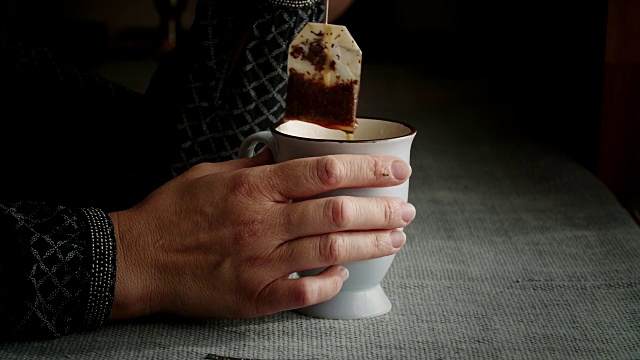 用杯子喝热凉茶视频素材