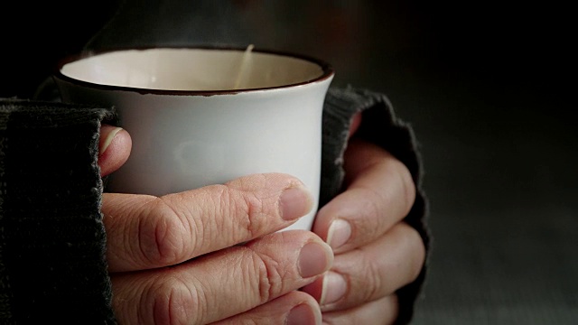 用杯子喝热凉茶视频素材