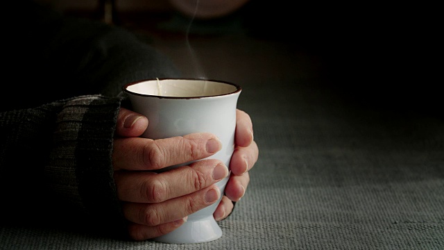 用杯子喝热凉茶视频素材