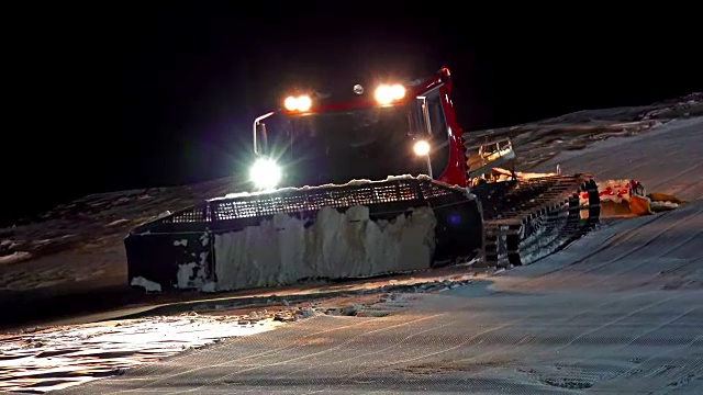 用于除雪和准备雪坡的拖拉机。超高清稳定摄像头库存视频视频素材