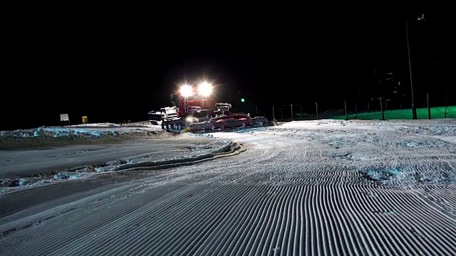 滑雪胜地的雪地车在晚上滑雪。超高清稳定摄像头库存视频视频素材