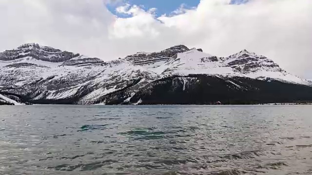 弓湖和落基山脉视频素材