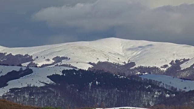 雪山覆盖，山脊和全景在美丽的冬日与蓝天。超高清平移股票视频视频素材