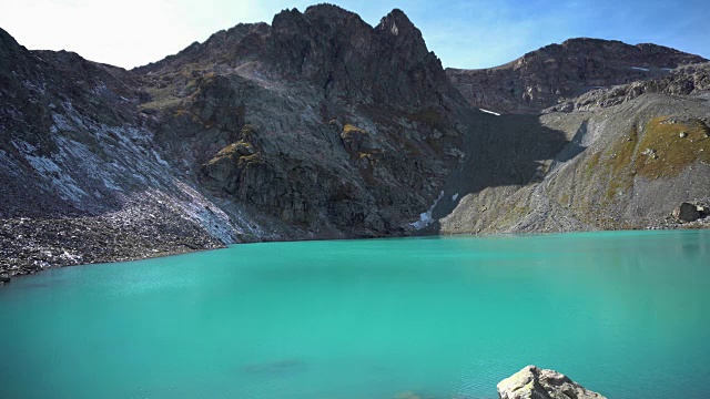 山湖与绿松石水和岩石山视频素材