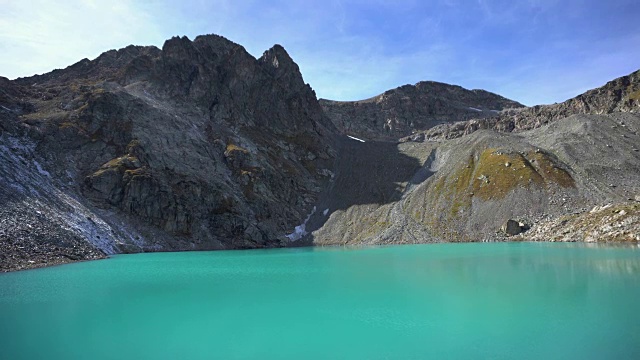 山湖与绿松石水和岩石山视频素材