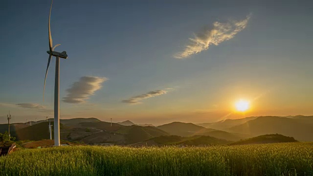 安班德吉(江陵高地)的风力涡轮机日出景观视频素材