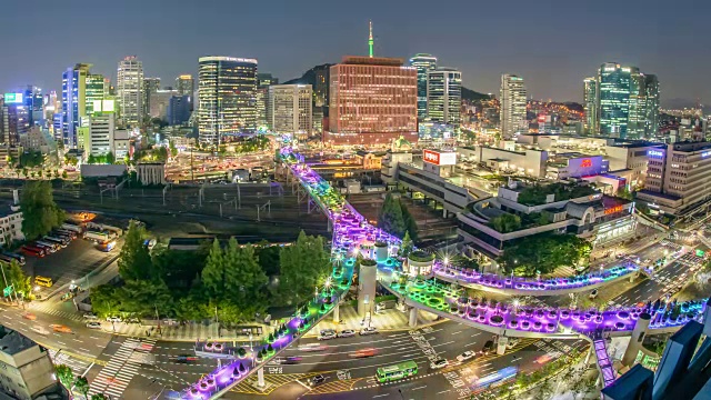 交通移动的夜景，Seoullo 7017(最近在高架道路上建立的第一条步行街)和首尔广场的城市景观视频素材