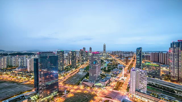 松岛(国际商务区)中央公园和G-Tower附近的交通夜景视频素材