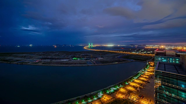 仁川大桥夜景(韩国最长的大桥)和海景视频素材