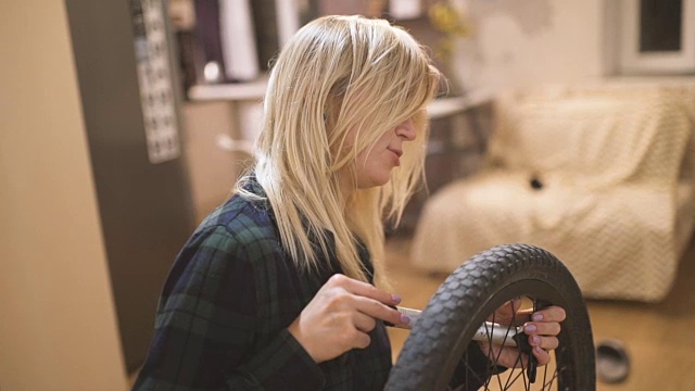 美丽的年轻女子泵她的BMX自行车车轮视频素材