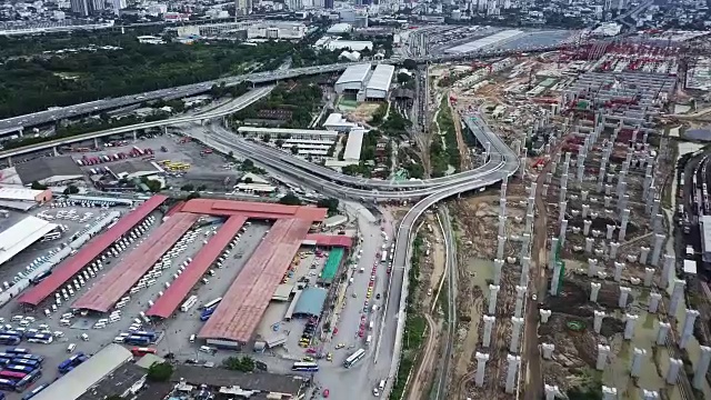 鸟瞰图曼谷市中心与高速公路交汇处，泰国。4K视频素材