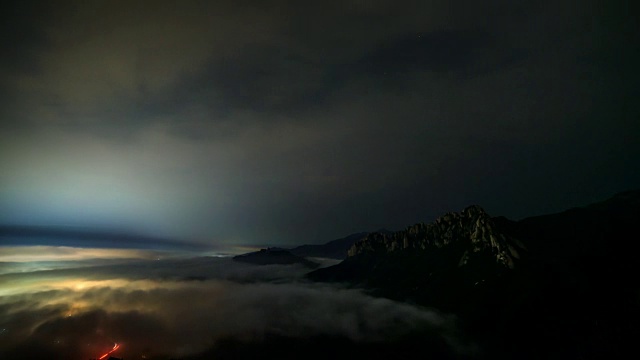 旅游胜地蔚山山顶云海夜景视频素材