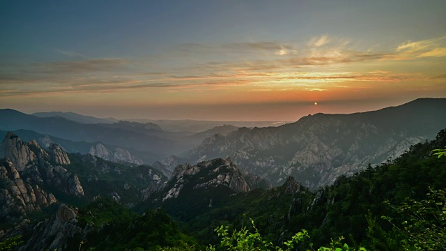 蔚山岩(著名旅游目的地)山顶日出观视频素材