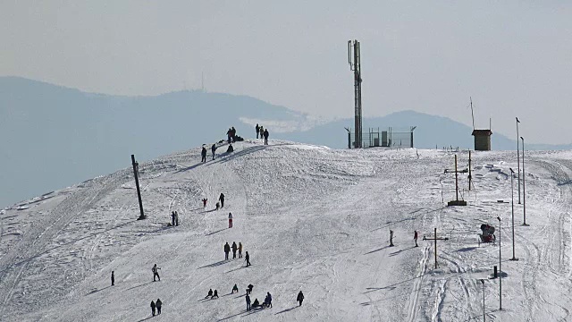 滑雪者在滑雪坡的山顶，阿尔卑斯山的雪峰。UHD股票视频视频素材