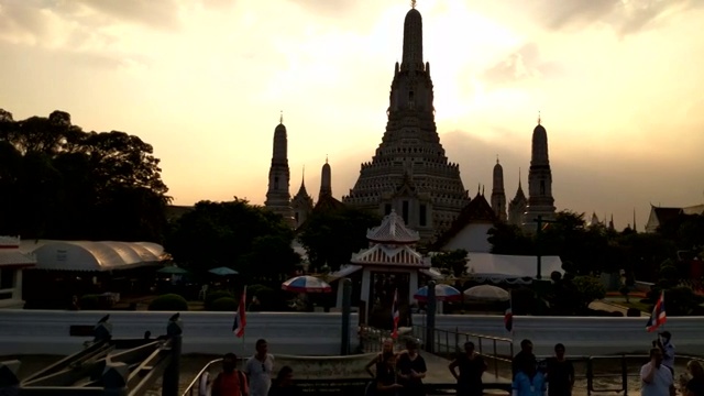 泰国曼谷湄南河上著名的佛教寺庙侧影的风景视频素材