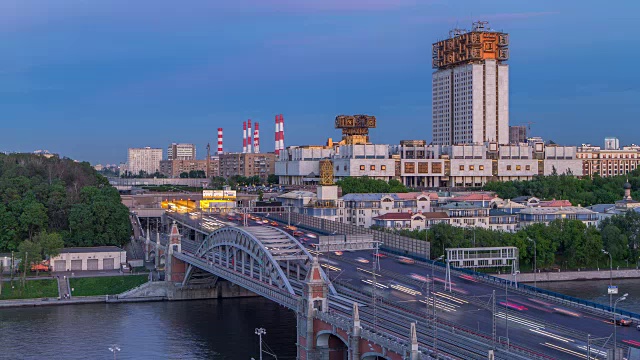 俄罗斯科学院的夜景和莫斯科河上的诺沃安德烈耶夫斯基大桥视频素材