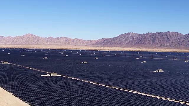 沙漠中大型工业太阳能农场上空鸟瞰图视频素材