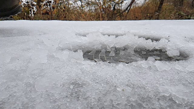 在新雪上跳跃，慢动作视频素材