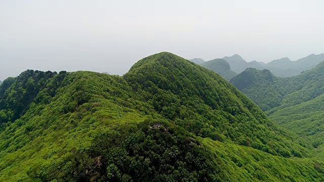 乌陵岛(韩国第九大岛)Seonginbong山及Tangatppong山脉鸟瞰图视频素材