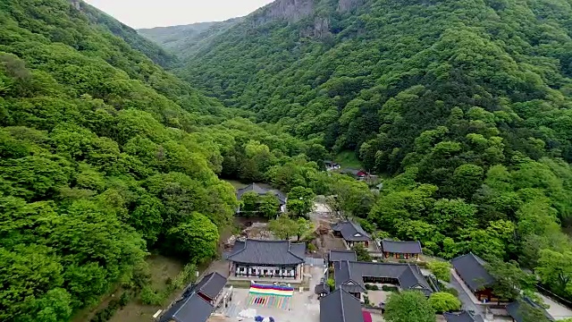 白癜风寺和白干山山脉的夏季空中景观视频素材