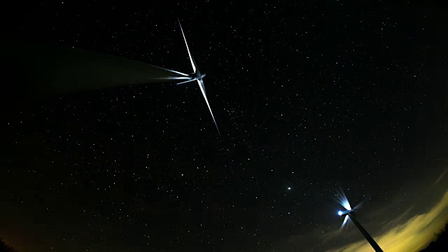 瑛德风电场(韩国著名旅游景点)夜景中的风力涡轮机和银河视频素材