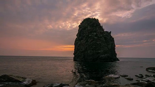 乌连岛Samseonam岩(韩国著名旅游景点)的日落景观视频素材