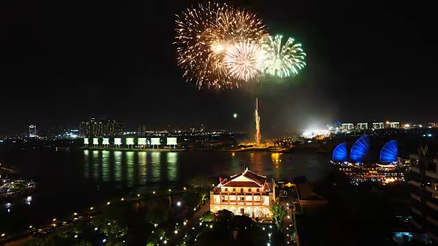 在胡志明市芽戎码头的烟花在全国庆典视频素材