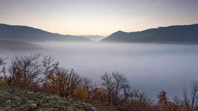 太阳在云雾在山景观在日出-时间推移运动视频视频素材