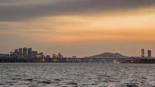 日落时分，远处清潭大学桥和南山塔窝(著名旅游目的地)的夜景视频素材