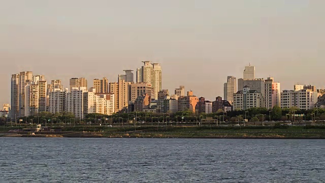 清潭洞住宅区的日落景观和奥林匹克高速公路上的交通视频素材