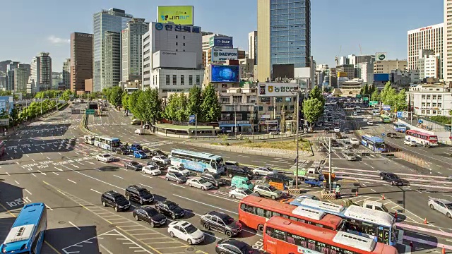 在中古的首尔站和山叶门(韩国国宝1号)十字路口行驶的交通景象视频素材